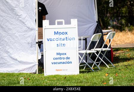 Foto di un cartello di vaccinazione contro il vaiolo in una tenda durante l'evento del festival Placer Pride a Royer Park a Roseville, California. Foto Stock
