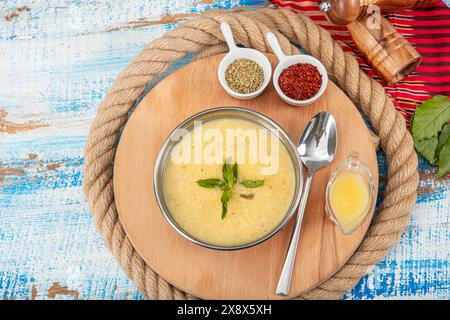 Zuppa cremosa di pesce con salmone, patate, cipolle, carote, aneto e sedano . Kalakeitto - piatto tradizionale della cucina finlandese o russo UKHA Fish H. Foto Stock