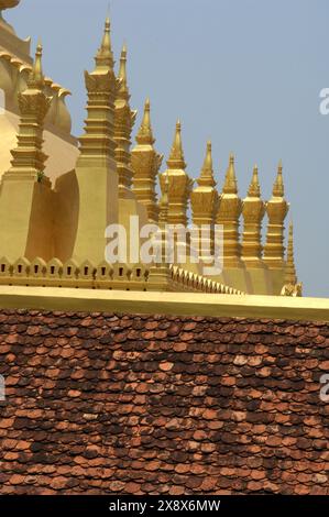 Stupa buddhista dorato di Pha That Luang, Vientiane, Laos, Sud-est asiatico. Foto Stock