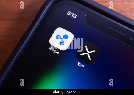 Vancouver, CANADA - aprile 30 2024 : le icone Ripple e XRP sono visualizzate sullo schermo di un iPhone Foto Stock