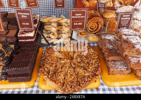 Inghilterra, Kent, Faversham, mercato di Faversham, esposizione di prodotti da forno Foto Stock