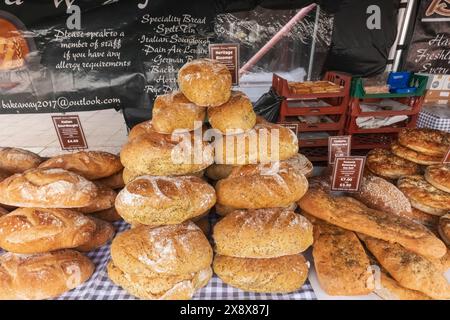 Inghilterra, Kent, Faversham, mercato di Faversham, esposizione di pane Foto Stock