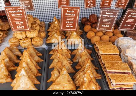 Inghilterra, Kent, Faversham, mercato di Faversham, esposizione di Samosas Foto Stock