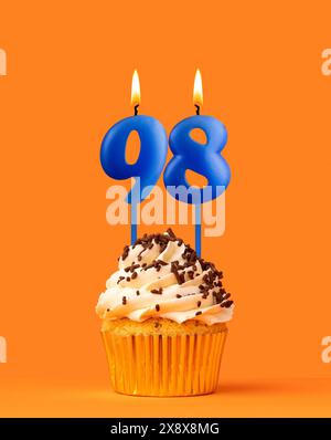Candela di compleanno blu e cupcake - numero 98 Foto Stock