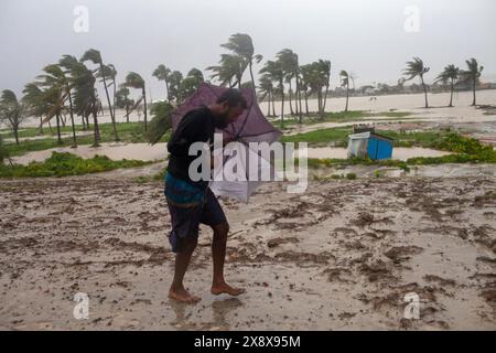 Dacca, Dacca, Bangladesh. 27 maggio 2024. I turisti stanno camminando attraverso Kuakata Sea Beach nel sud del Bangladesh mentre il ciclone Remal si avvicina il 26 maggio 2024. Il MET Office ha lanciato un segnale di pericolo per i porti di Mongla e Payra e per nove distretti costieri, avvertendo che il ciclone Remal potrebbe colpire questo pomeriggio. (Credit Image: © Abu Sufian Jewel/ZUMA Press Wire) SOLO PER USO EDITORIALE! Non per USO commerciale! Crediti: ZUMA Press, Inc./Alamy Live News Foto Stock