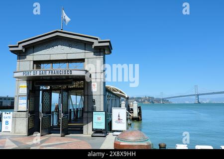 Stazione di attracco del Gate B del San Francisco Ferry Building per i traghetti per la contea di Marin e Treasure Island con Bay Bridge sullo sfondo. Foto Stock