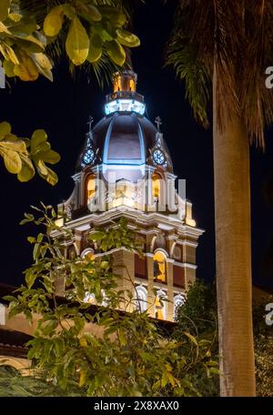 Vista notturna del campanile di una chiesa nella storica città fortificata di Cartagena, Colombia, patrimonio dell'umanità dell'UNESCO Foto Stock