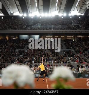 Parigi, Francia. 27 maggio 2024. Alexander Zverev di Germania serve a Rafael Nadal di Spagna durante la partita del 1 ° turno maschile al torneo di tennis Open di Francia a Roland Garros, Parigi, Francia, 27 maggio 2024. Crediti: Meng Dingbo/Xinhua/Alamy Live News Foto Stock