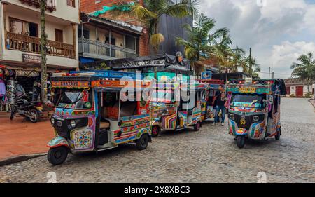 I tempu a tre ruote sono utilizzati come taxi nella pittoresca città di Guatape, in Colombia Foto Stock