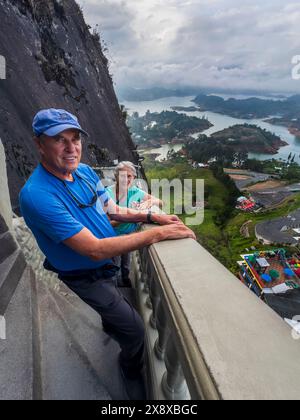 La vista del lago di Guatape, conosciuto come El Penol o la Piedra, da Guatape Rock, la città di Guatape - Colombia Foto Stock