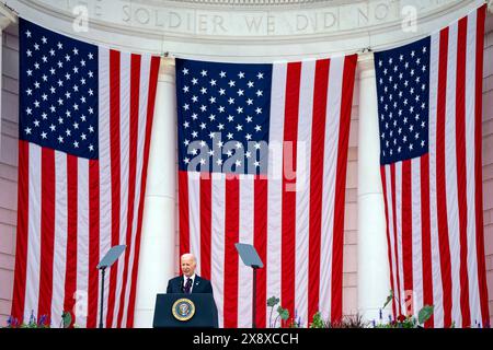 Arlington, Virginia, Stati Uniti. 27 maggio 2024. Il presidente degli Stati Uniti Joe Biden parla durante la 156a cerimonia di osservazione del National Memorial Day nel Memorial Amphitheatre presso l'Arlington National Cemetery ad Arlington, Virginia, lunedì 27 maggio 2024. Credito: Bonnie Cash/Pool tramite CNP/MediaPunch credito: MediaPunch Inc/Alamy Live News Foto Stock