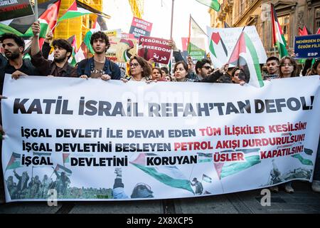 Istanbul, Turchia. 27 maggio 2024. I dimostranti gridano slogan mentre tengono in mano uno striscione durante la manifestazione. I sostenitori palestinesi che protestavano contro gli attacchi israeliani a Gaza si sono riuniti in Piazza del tunnel, almeno 45 persone sono morte a seguito del bombardamento israeliano di un campo palestinese sfollato a Rafah. È stato notato che il numero di morti negli attacchi di Israele alla Striscia di Gaza dal 7 ottobre è aumentato a 35 mila 984 e il numero di feriti è aumentato a 80 mila 643. Credito: SOPA Images Limited/Alamy Live News Foto Stock