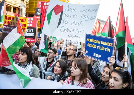 Istanbul, Turchia. 27 maggio 2024. I manifestanti gridano slogan mentre tengono dei cartelli durante la manifestazione. I sostenitori palestinesi che protestavano contro gli attacchi israeliani a Gaza si sono riuniti in Piazza del tunnel, almeno 45 persone sono morte a seguito del bombardamento israeliano di un campo palestinese sfollato a Rafah. È stato notato che il numero di morti negli attacchi di Israele alla Striscia di Gaza dal 7 ottobre è aumentato a 35 mila 984 e il numero di feriti è aumentato a 80 mila 643. Credito: SOPA Images Limited/Alamy Live News Foto Stock