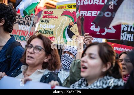 Istanbul, Turchia. 27 maggio 2024. I manifestanti gridano slogan mentre tengono dei cartelli durante la manifestazione. I sostenitori palestinesi che protestavano contro gli attacchi israeliani a Gaza si sono riuniti in Piazza del tunnel, almeno 45 persone sono morte a seguito del bombardamento israeliano di un campo palestinese sfollato a Rafah. È stato notato che il numero di morti negli attacchi di Israele alla Striscia di Gaza dal 7 ottobre è aumentato a 35 mila 984 e il numero di feriti è aumentato a 80 mila 643. Credito: SOPA Images Limited/Alamy Live News Foto Stock