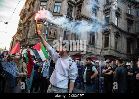 Istanbul, Turchia. 27 maggio 2024. Un manifestante tiene in mano un bagliore di fumo durante la manifestazione. I sostenitori palestinesi che protestavano contro gli attacchi israeliani a Gaza si sono riuniti in Piazza del tunnel, almeno 45 persone sono morte a seguito del bombardamento israeliano di un campo palestinese sfollato a Rafah. È stato notato che il numero di morti negli attacchi di Israele alla Striscia di Gaza dal 7 ottobre è aumentato a 35 mila 984 e il numero di feriti è aumentato a 80 mila 643. Credito: SOPA Images Limited/Alamy Live News Foto Stock