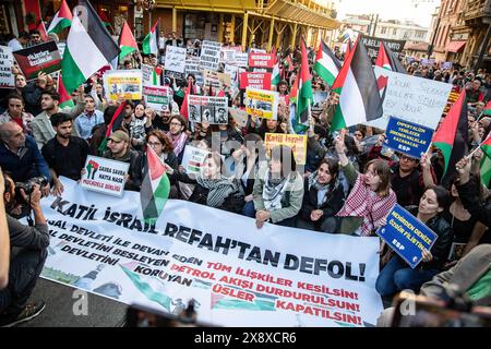 Istanbul, Turchia. 27 maggio 2024. Durante la manifestazione i manifestanti hanno in mano uno striscione, cartelloni e bandiere. I sostenitori palestinesi che protestavano contro gli attacchi israeliani a Gaza si sono riuniti in Piazza del tunnel, almeno 45 persone sono morte a seguito del bombardamento israeliano di un campo palestinese sfollato a Rafah. È stato notato che il numero di morti negli attacchi di Israele alla Striscia di Gaza dal 7 ottobre è aumentato a 35 mila 984 e il numero di feriti è aumentato a 80 mila 643. Credito: SOPA Images Limited/Alamy Live News Foto Stock