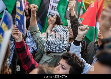 Istanbul, Turchia. 27 maggio 2024. I dimostranti hanno visto cantare slogan durante la manifestazione. I sostenitori palestinesi che protestavano contro gli attacchi israeliani a Gaza si sono riuniti in Piazza del tunnel, almeno 45 persone sono morte a seguito del bombardamento israeliano di un campo palestinese sfollato a Rafah. È stato notato che il numero di morti negli attacchi di Israele alla Striscia di Gaza dal 7 ottobre è aumentato a 35 mila 984 e il numero di feriti è aumentato a 80 mila 643. (Foto di Onur Dogman/SOPA Images/Sipa USA) credito: SIPA USA/Alamy Live News Foto Stock