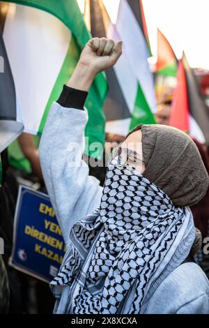 Istanbul, Turchia. 27 maggio 2024. Una manifestante con il volto coperto ha visto cantare slogan durante la dimostrazione. I sostenitori palestinesi che protestavano contro gli attacchi israeliani a Gaza si sono riuniti in Piazza del tunnel, almeno 45 persone sono morte a seguito del bombardamento israeliano di un campo palestinese sfollato a Rafah. È stato notato che il numero di morti negli attacchi di Israele alla Striscia di Gaza dal 7 ottobre è aumentato a 35 mila 984 e il numero di feriti è aumentato a 80 mila 643. (Foto di Onur Dogman/SOPA Images/Sipa USA) credito: SIPA USA/Alamy Live News Foto Stock