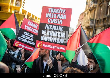 Istanbul, Turchia. 27 maggio 2024. I manifestanti hanno cartelloni e bandiere durante la manifestazione. I sostenitori palestinesi che protestavano contro gli attacchi israeliani a Gaza si sono riuniti in Piazza del tunnel, almeno 45 persone sono morte a seguito del bombardamento israeliano di un campo palestinese sfollato a Rafah. È stato notato che il numero di morti negli attacchi di Israele alla Striscia di Gaza dal 7 ottobre è aumentato a 35 mila 984 e il numero di feriti è aumentato a 80 mila 643. (Foto di Onur Dogman/SOPA Images/Sipa USA) credito: SIPA USA/Alamy Live News Foto Stock