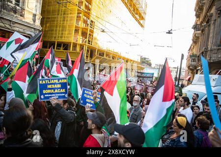 Istanbul, Turchia. 27 maggio 2024. I manifestanti hanno cartelloni e bandiere durante la manifestazione. I sostenitori palestinesi che protestavano contro gli attacchi israeliani a Gaza si sono riuniti in Piazza del tunnel, almeno 45 persone sono morte a seguito del bombardamento israeliano di un campo palestinese sfollato a Rafah. È stato notato che il numero di morti negli attacchi di Israele alla Striscia di Gaza dal 7 ottobre è aumentato a 35 mila 984 e il numero di feriti è aumentato a 80 mila 643. (Foto di Onur Dogman/SOPA Images/Sipa USA) credito: SIPA USA/Alamy Live News Foto Stock