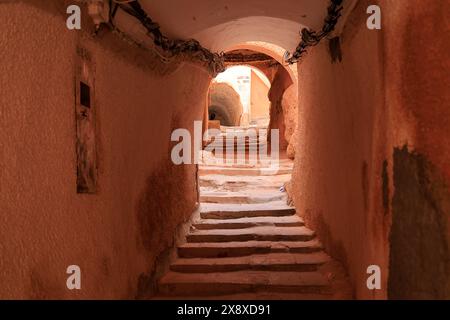 Percorso coperto all'interno di Ksar El Atteuf. L'insediamento fortificato si trova nella valle di Mzab. Provincia di Ghardaia. Sahara settentrionale. Algeria Foto Stock