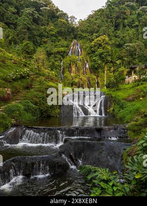 Una splendida cascata si trova sopra le sorgenti termali di Santa Rosa de Cabal situate sopra Pereria - Colombia Foto Stock