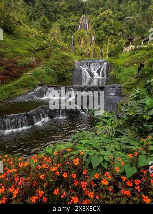 Una splendida cascata si trova sopra le sorgenti termali di Santa Rosa de Cabal situate sopra Pereria - Colombia Foto Stock