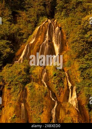 Una splendida cascata si trova sopra le sorgenti termali di Santa Rosa de Cabal situate sopra Pereria - Colombia Foto Stock