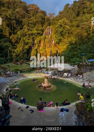 Una splendida cascata si trova sopra le sorgenti termali di Santa Rosa de Cabal situate sopra Pereria - Colombia Foto Stock