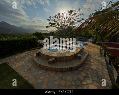 Piscina presso l'eco-Lodge Moon Wind vicino all'entrata del Parco Nazionale di Tyrona o del Parque Nacional Natural Tayrona - costa caraibica della Colombia Foto Stock