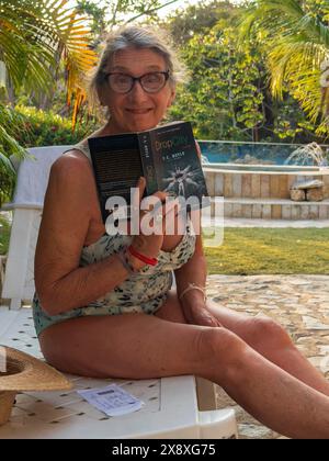 Christine Kolisch legge un libro presso l'eco-Lodge Moon Wind vicino all'ingresso del Parco Nazionale di Tyrona o Parque Nacional Natural Tayrona - Caribbean co Foto Stock