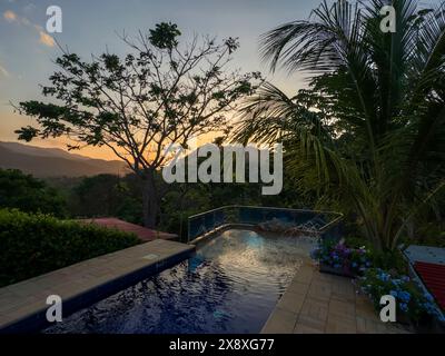 Piscina presso l'eco-Lodge Moon Wind vicino all'entrata del Parco Nazionale di Tyrona o del Parque Nacional Natural Tayrona - costa caraibica della Colombia Foto Stock