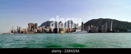 Una vista della città di Kennedy dal porto Victoria a Hong Kong. Foto Stock