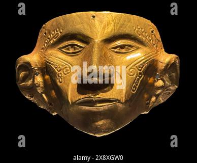 Maschera d'oro precolombiana trovata nelle antiche tombe dei siti archeologici ora in mostra al Museo dell'oro di Bogotà - Colombia Foto Stock