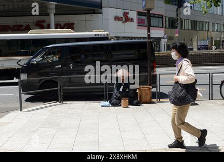 Un monaco zen giapponese che raccoglie elemosine in una strada commerciale principale a Ginza, Tokyo, Giappone. Foto Stock