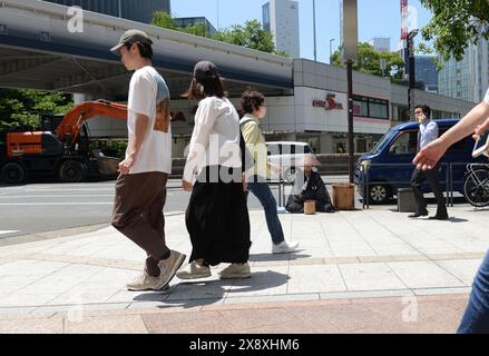 Un monaco zen giapponese che raccoglie elemosine in una strada commerciale principale a Ginza, Tokyo, Giappone. Foto Stock