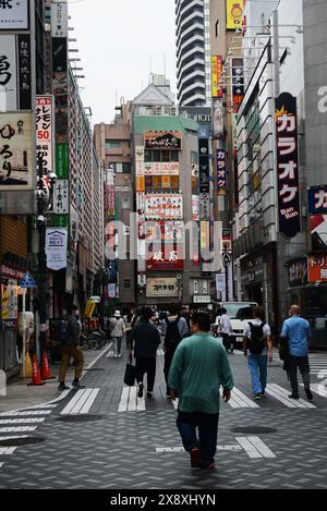 Le vivaci strade di Ikebukuro, Tokyo, Giappone. Foto Stock