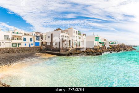 Punta Mujeres, Lanzarote: Un affascinante villaggio tradizionale con case bianche, barche da pesca e splendide viste sull'oceano. Foto Stock