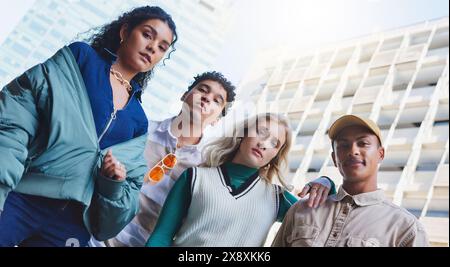 Città, moda e ritratto di amici modella all'aperto in estate per uno stile cool, audace o alla moda insieme. Diversità, faccia o serio con l'uomo adolescente e. Foto Stock