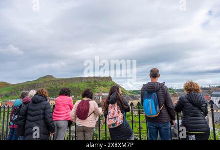 Edimburgo, Regno Unito. 27 maggio 2024. I turisti del Regno Unito, i visitatori, si affacciano sul famoso Arthurs Seat, un vulcano estinto nel centro di Holyrood Park a Edimburgo, in Scozia. Credito PIC: phil wilkinson/Alamy Live News Foto Stock