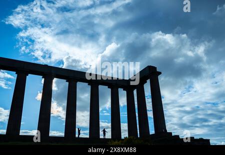 Edimburgo, Regno Unito. 27 maggio 2024. Regno Unito Una vista del drammatico Monumento Nazionale, noto anche come la disgrazia di Edimburgo/Scozia perché era incompiuta. Il famoso punto di riferimento per i visitatori si trova sulla cima di Carlton Hill nel centro della città. Credito PIC: phil wilkinson/Alamy Live News Foto Stock