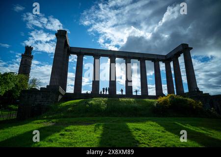 Edimburgo, Regno Unito. 27 maggio 2024. Regno Unito Una vista del drammatico Monumento Nazionale, noto anche come la disgrazia di Edimburgo/Scozia perché era incompiuta. Il famoso punto di riferimento per i visitatori si trova sulla cima di Carlton Hill nel centro della città. Credito PIC: phil wilkinson/Alamy Live News Foto Stock