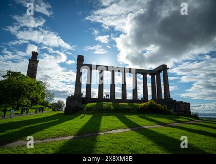 Edimburgo, Regno Unito. 27 maggio 2024. Regno Unito Una vista del drammatico Monumento Nazionale, noto anche come la disgrazia di Edimburgo/Scozia perché era incompiuta. Il famoso punto di riferimento per i visitatori si trova sulla cima di Carlton Hill nel centro della città. Credito PIC: phil wilkinson/Alamy Live News Foto Stock