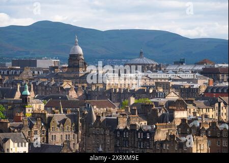 Edimburgo, Regno Unito. 27 maggio 2024. Regno Unito Una vista che si affaccia da Carlton Hill verso la città vecchia di Edimburgo e i suoi tetti, compreso l'edificio dell'Università di Edimburgo. Credito PIC: phil wilkinson/Alamy Live News Foto Stock