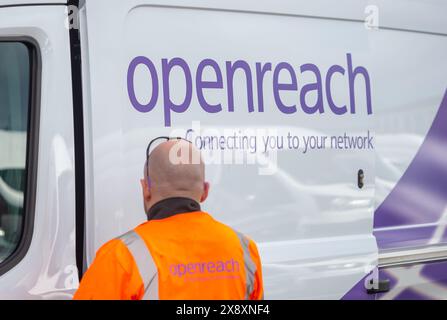 Foto del file datata 11/03/20 di un ingegnere Openreach con il suo furgone presso il centro di formazione Openreach di Peterborough. Openreach ha annunciato l'intenzione di costruire una banda larga interamente in fibra ottica in oltre 500 sedi in tutto il Regno Unito, coprendo altri 2,7 milioni di case e aziende. Le nuove sedi includono 400.000 locali nelle zone più difficili da raggiungere, la maggior parte delle zone rurali del paese, tra cui Tobermory ad Argyll e Bute, Haworth nel West Yorkshire, Saundersfoot nel Galles del Sud, Pinxton nel Derbyshire, Harlow nell'Essex e Roborough nel Devon. Data di pubblicazione: Martedì 28 maggio 2024. Foto Stock
