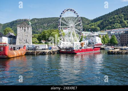 Vista dal traghetto (che serve il fiordo principale) dell'affascinante porto sul lungomare di Bergen, Norvegia, che include una ruota panoramica Foto Stock