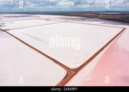 Vista aerea delle argini intorno agli stagni di evaporazione sul lago salato secco Bumbunga nella Clare Valley, nell'Australia meridionale Foto Stock