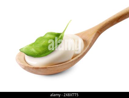 Cucchiaio con delizioso yogurt e basilico isolato su bianco Foto Stock