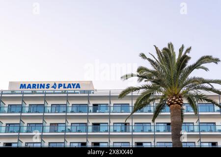 Cala Millor, Spagna; 13 aprile 2024: Facciata con balconi dell'hotel Marins Playa nella località turistica di Cala Millor al tramonto Foto Stock