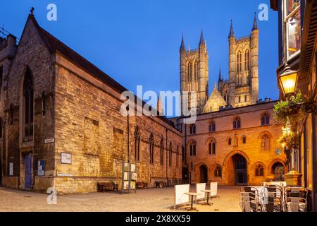 La notte cade alla porta dello Scacchiere di fronte alla cattedrale di Lincoln, Lincoln, Inghilterra. Foto Stock